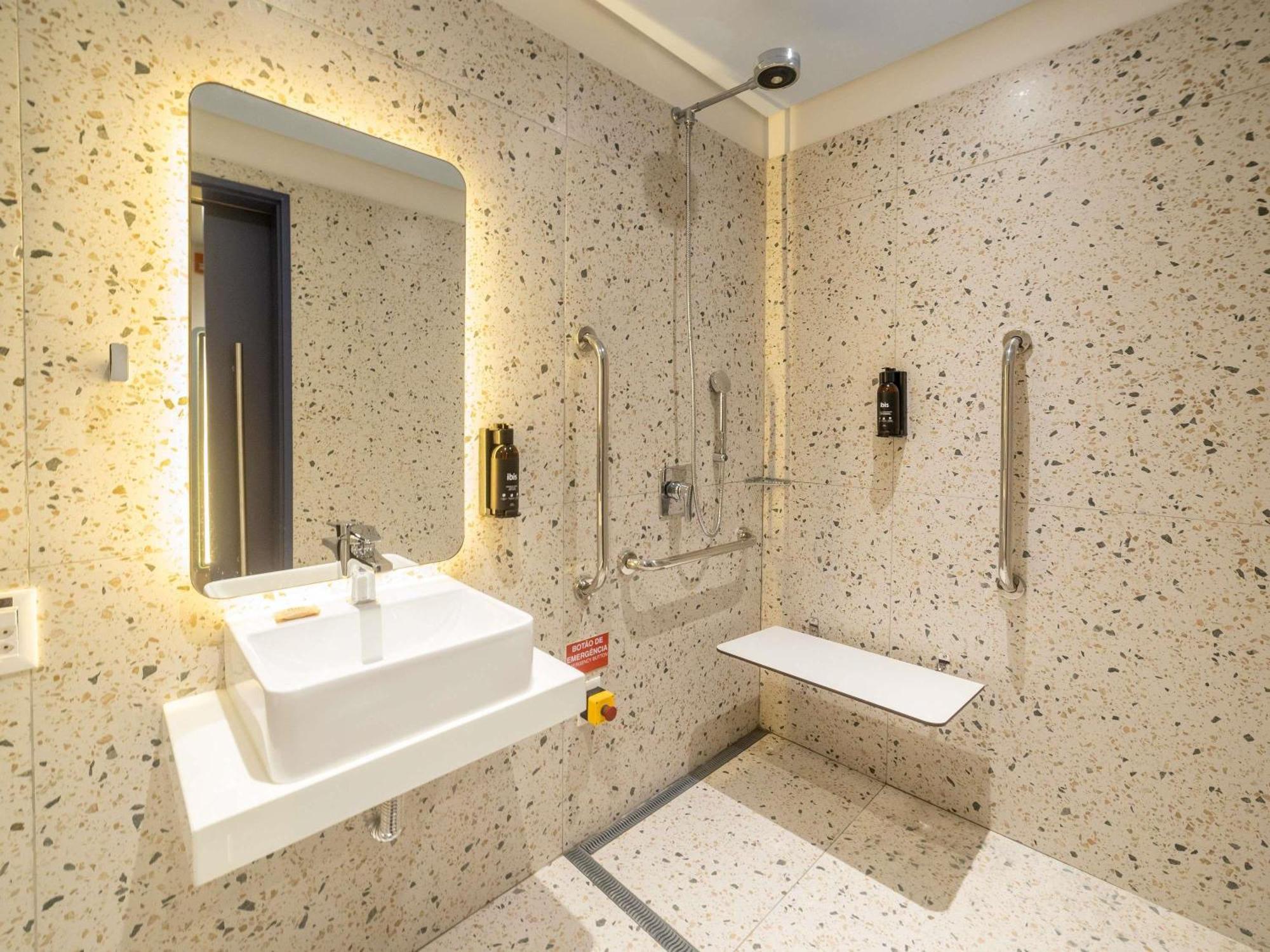 Hotel Ibis Styles Shopping Giga Mall